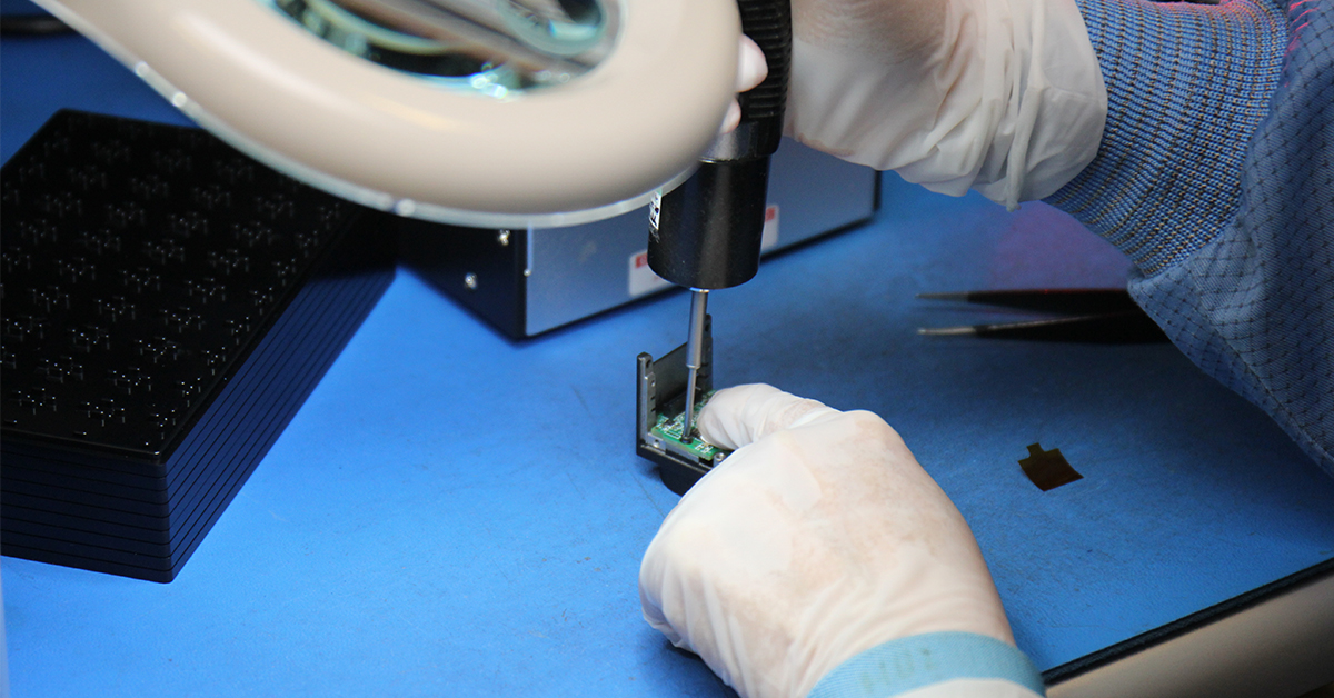 /globalassets/industrial/discover/machine-vision/cutting-edge-solutions-for-medical-life-sciences-and-biotech-applications/strict-production-standards-banner.jpg